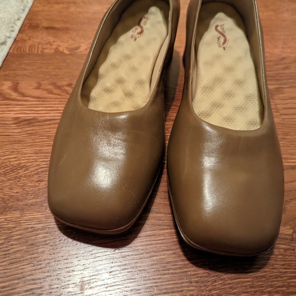 Women's dress shoe Size 10WW